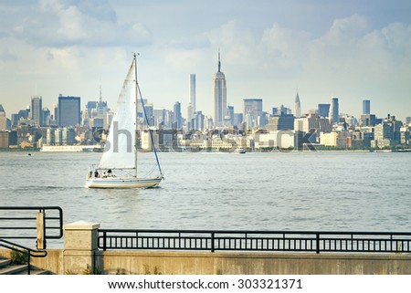 An image of a sailing boat in front of New York Manhattan