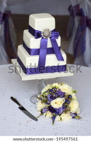 wedding cake and flowers purple theme