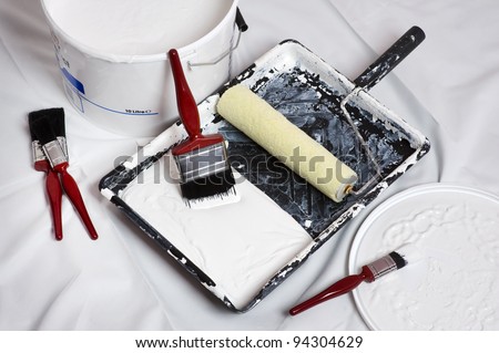 paint brushes and roller of a home decorator