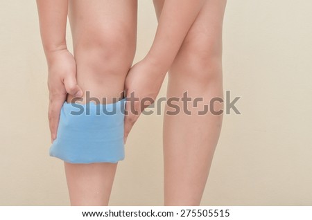 lady Use cold-hot pack to relieve pain and shin.