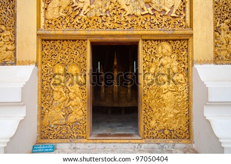 Big Gate carved the temple in Louangprabang