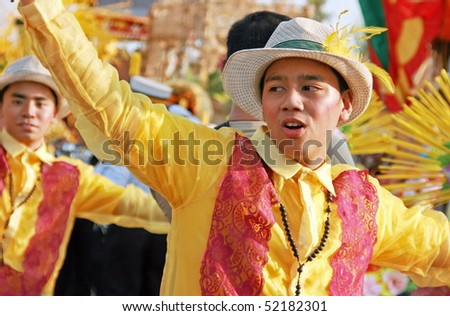 MANILA, PHILIPPINES –APRIL 24: Street performer showcase Filipino culture & tradition in The Aliwan Fiesta on April 24, 2010 in Manila. The Aliwan celebrated with annual street dance competition.