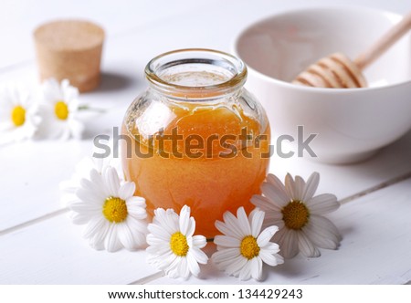 organic raw honey and daisies