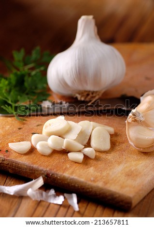sliced garlic on wooden chopping board