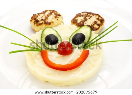 mashed potatoes and cakes in the shape of a mouse