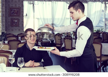 restaurant waiter to serve clients