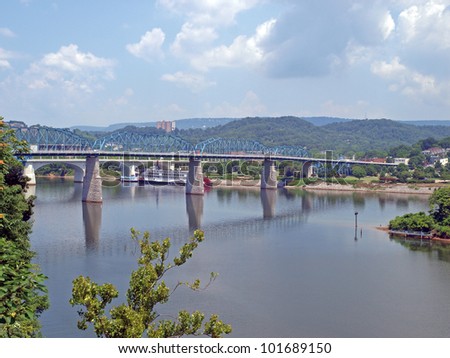 Walnut Street pedestrian bridge across the Tennessee River in Chattanooga, Tennessee