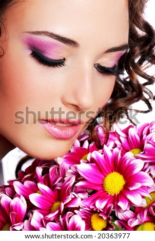 Красив грим Stock-photo-pretty-young-woman-portrait-with-chrysanthemum-20363977