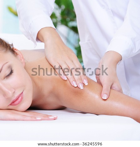 Lifestyle - Pagina 3 Stock-photo-beautiful-calm-woman-getting-massage-of-shoulder-in-the-beauty-salon-36245596