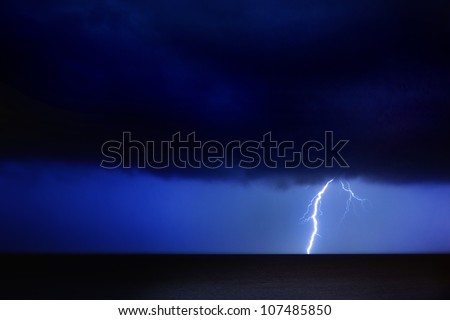 thunder/single/single thunder over the sea