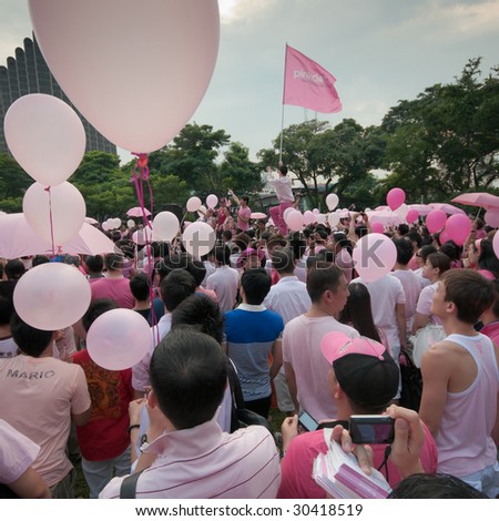 SINGAPORE - MAY 16: Crowds at the conclusion of the first ever public GLBT (Gay, Lesbian, Bisexual and Transgender) event, Pink Dot, held at Hong Lim Park May 16, 2009 in Singapore.