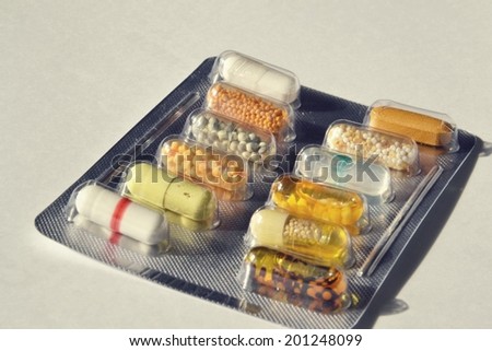 Filtered picture of twelve capsule pills