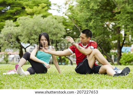 Happy couple training in the park - Young man and woman during summer workout and sport activity