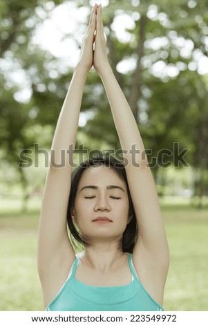 Close up stretching woman in outdoor exercise smiling happy doing yoga stretches after running-Beautiful happy smiling sport fitness