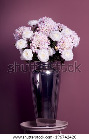 bouquet of roses and hydrangea in a vase