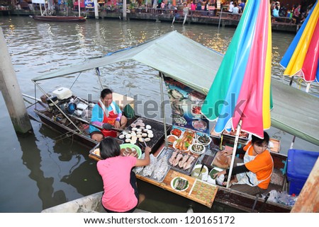 SUMUTHSONGKRAM,THAILAND-NOVEMBER 17:merchant sells  food at Umpawa Floating Market where is the popular floating market in Thailand at Umpawa on November 17,2012 in Samuthsongkram,Thailand