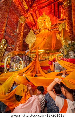 AYUTTHAYA,THAILAND-MARCH 26:Thai people dedicate the yellow robe to \