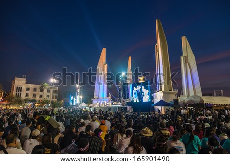 BANGKOK,THAILAND-DECEMBER 2 : The big group of protesters stay and listen to the leader on the stage at Democracy monument on  Ratchadumnoen road in Bangkok on December 2,2013 in Bangkok,Thailand