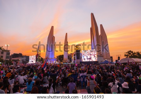 BANGKOK,THAILAND-DECEMBER 2 : The big group of protesters moving to the stage and listen to the leader at Democracy monument on  Ratchadumnoen road in Bangkok on December 2,2013 in Bangkok,Thailand