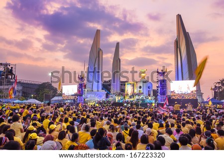 BANGKOK,THAILAND-DECEMBER 5 : The big group of protesters come to anti government on the evening at Democracy monument on Ratchadumnoen road in Bangkok on December 5,2013 in Bangkok,Thailand
