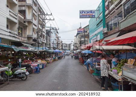 SONKHLA,THAILAND-JUNE 21 : Street of Kimyong street market is very popular in southern of Thailand where Thai and Malaysian tourist always visit in Hadyai on June 21,2013 in Sonkhla,Thailand
