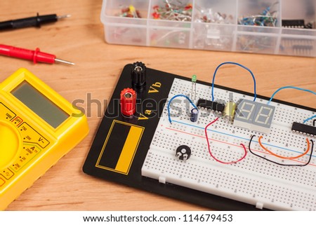 Testing electrical circuit on breadboard with voltmeter