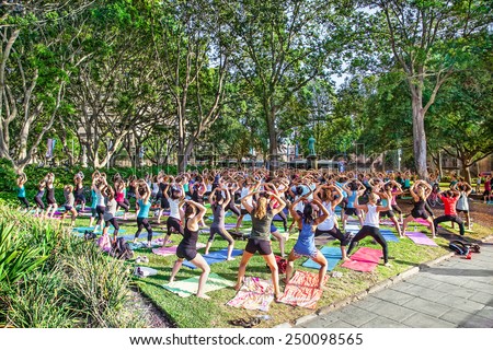 SYDNEY, AUSTRALIA-JANUARY 9, 2015 : People enjoy in free classes joga at Hyde park for Sydney festival in Sydney, Australia on January 9,2015. Sydney festival start about January every year .
