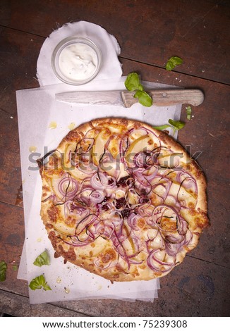 rustic onion pizza