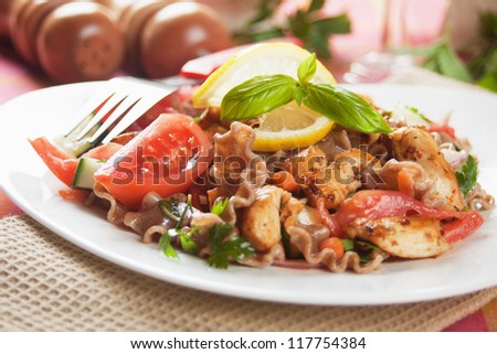 Wholegrain pasta salad with grilled chicken and vegetables