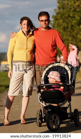 Tener HIJOS. - Página 9 Stock-photo-young-happy-couple-with-their-child-walk-in-autumn-the-man-embrace-the-woman-19913824