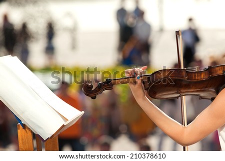 Hands girl playing the violin