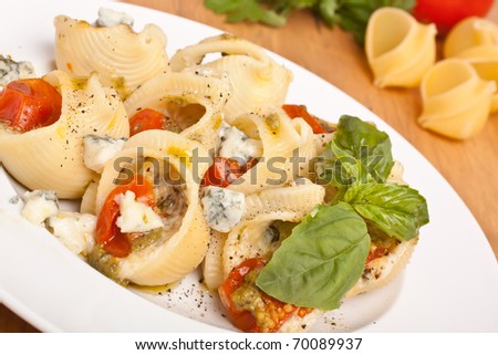 stuffed shell pasta with tomato sauce and cheese and ingredients