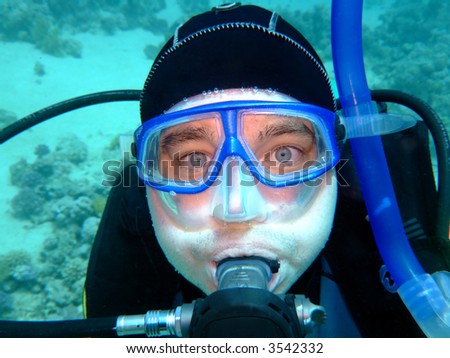 diver in deep with the scared eyes