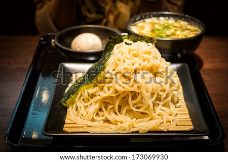 cold noodle with traditional japanese Zaru soba sliced fried seaweed topping