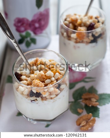 Gluten free muesli with natural yogurt