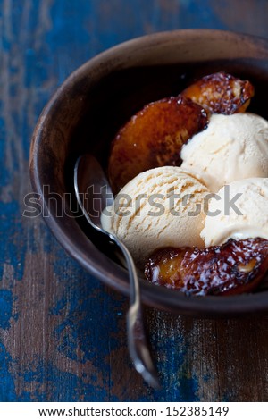 Apricot ice cream with caramelized apricots