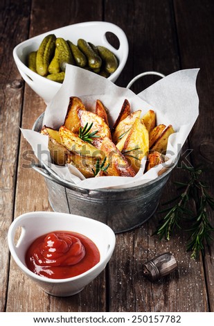 Baked potato wedges served with sauce and pickles