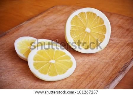 The lemon cut on chopping board