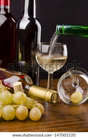 White wine falling on cup, long exposition.