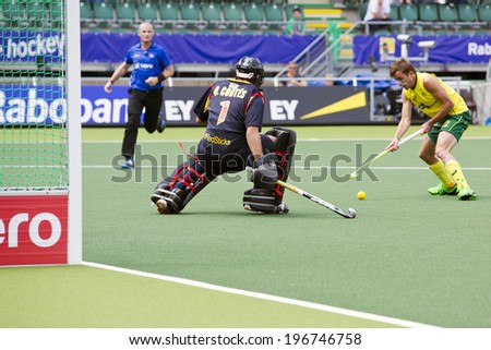 THE HAGUE, NETHERLANDS - JUNE 2: Jacob Whetton (AUS) Faces the Spanish goalie Quinco Cortes during the World Cup Hockey match between Spain and Australia. AUS beats ESP 3-0
