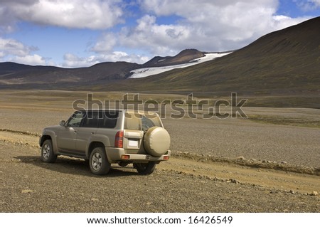 A four by four car parked to observe the magnificent Icelandic Highland scenery of the Sprengisandur Tundra