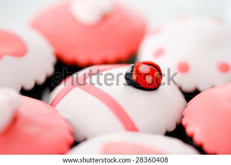 اروع تشكيلة لمحبي الكاب كيك Stock-photo-cupcakes-with-ladybug-and-hearts-28360408