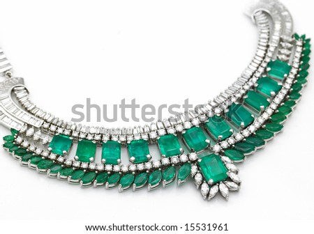 اكسسورات رائــــــــــــــــــــــــــــــــــعة  Stock-photo-a-beautiful-green-emerald-necklace-with-diamonds-15531961
