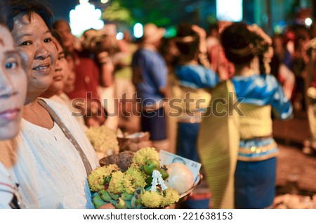 BANGKOK, THAILAND - OCTOBER 5 : unidentified hinduism people prepare to pray their god in Navaratri Festival, a parade of hinduism god once a year, October 5, 2014 at Silom Road, Bangkok, Thailand