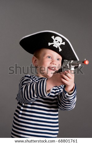 little boy in the suit of pirate