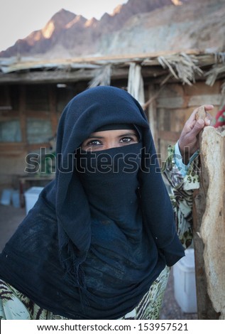 Sahara Desert, Egypt - Yan 26: Portrait Of The Unknown Young Berber Woman In The Sahara Desert, Egupt, Yanuary 26, 2010. Tribes Of Bereber Wander Across All North Africa From Morocco To Egypt.