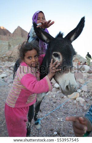 SAHARA DESERT, EGYPT - YAN 26: Group of children of berbers in the Sahara Desert, Egupt, Yanuary 26, 2010. Tribes of bereber wander across all North Africa from Morocco to Egypt.