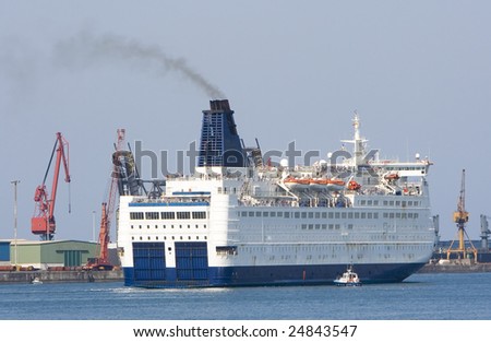a ship leaving the port of santurce