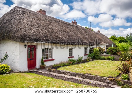 Thatch roof cottage in the picturesque village of Adare, Ireland