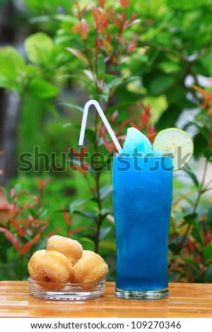 Blue Hawaiian cocktail with dessert